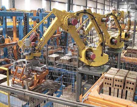 промышленные роботы-манипуляторы на заводе